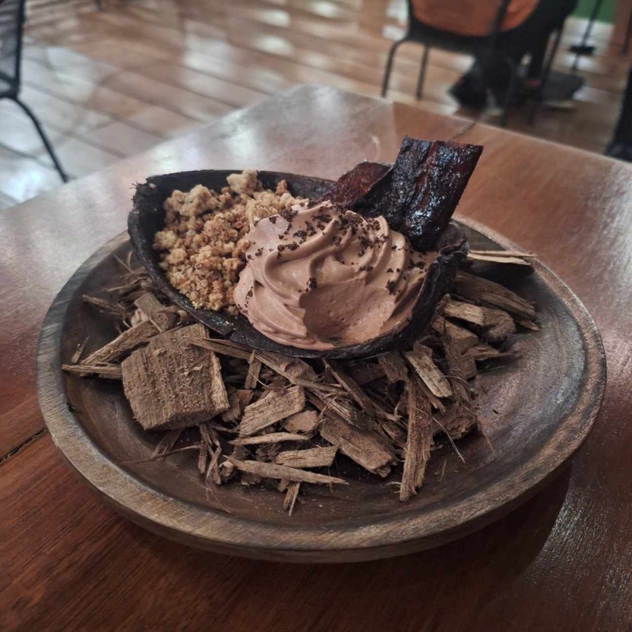 Mouse de Cacao con galleta de concha de guineo