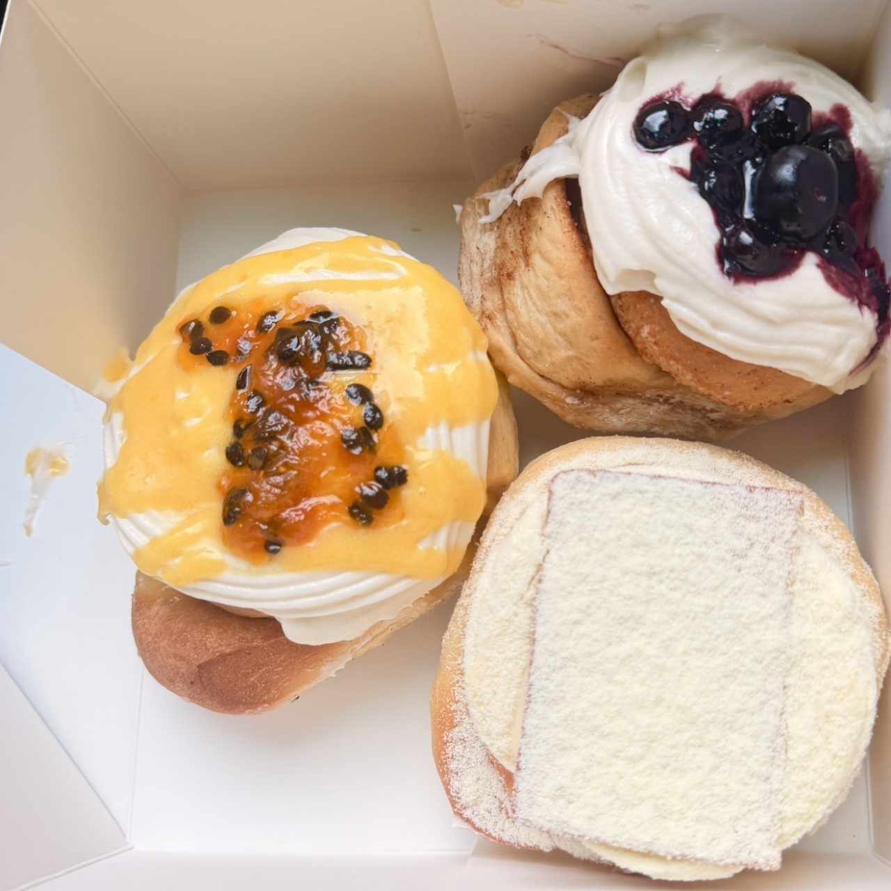 Canelitas de: Maracuyá, Leche Klim y Blueberry con mermelada 