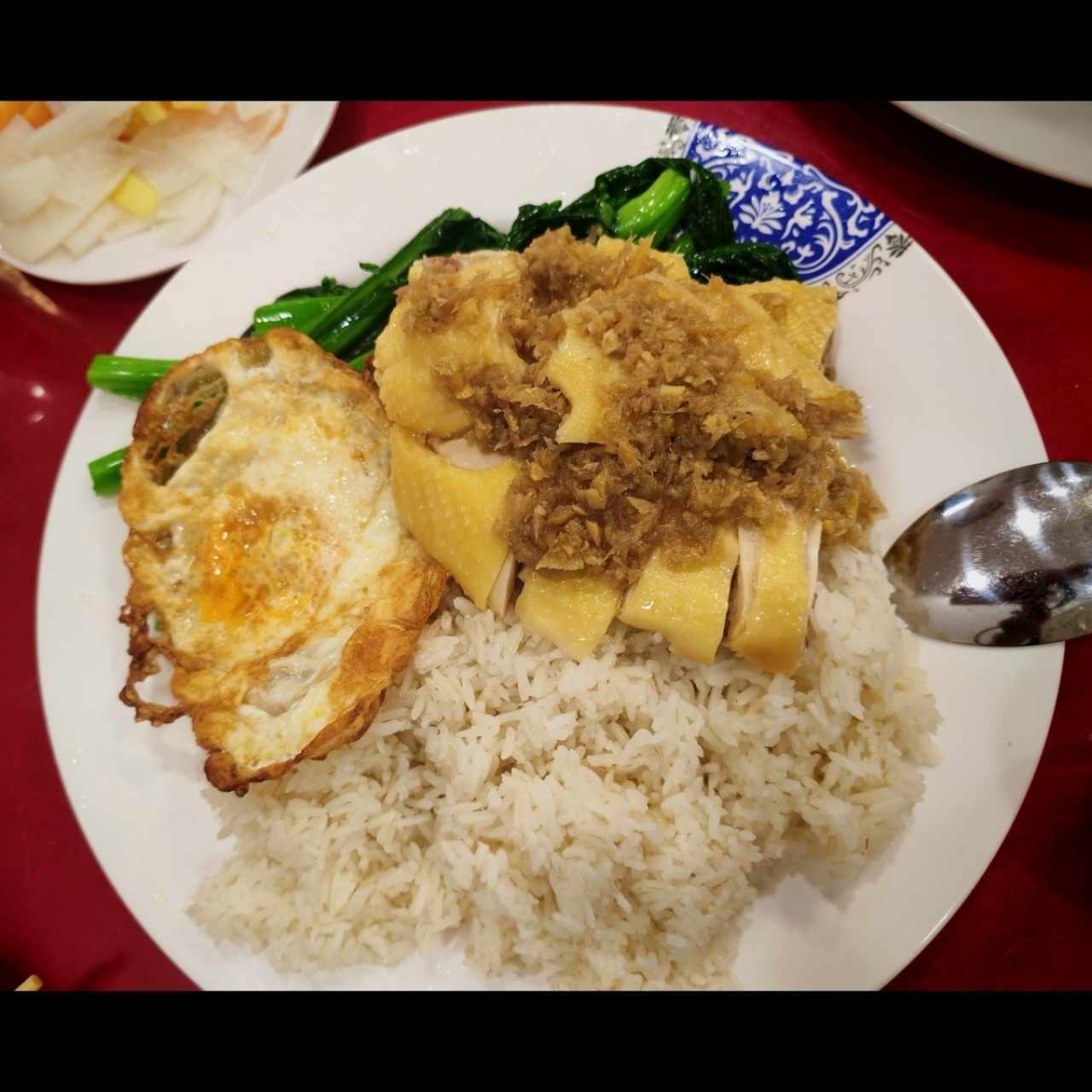Comida completa de gallina con salsa de jengibre 