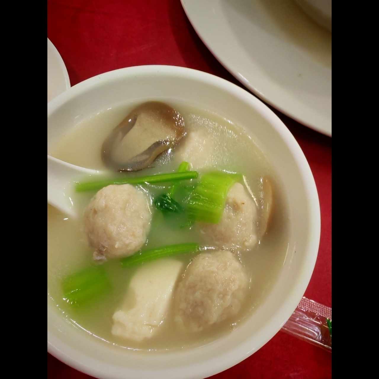 Sopa de bolita de pescado con tofu y mostaza amarga 