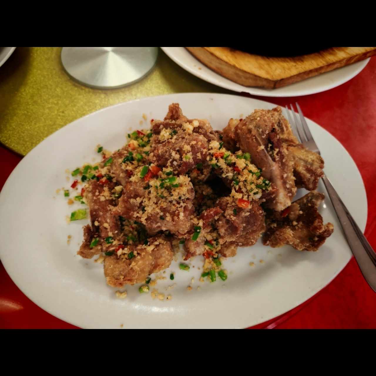 Costillas fritas en sal, pimienta y ajo