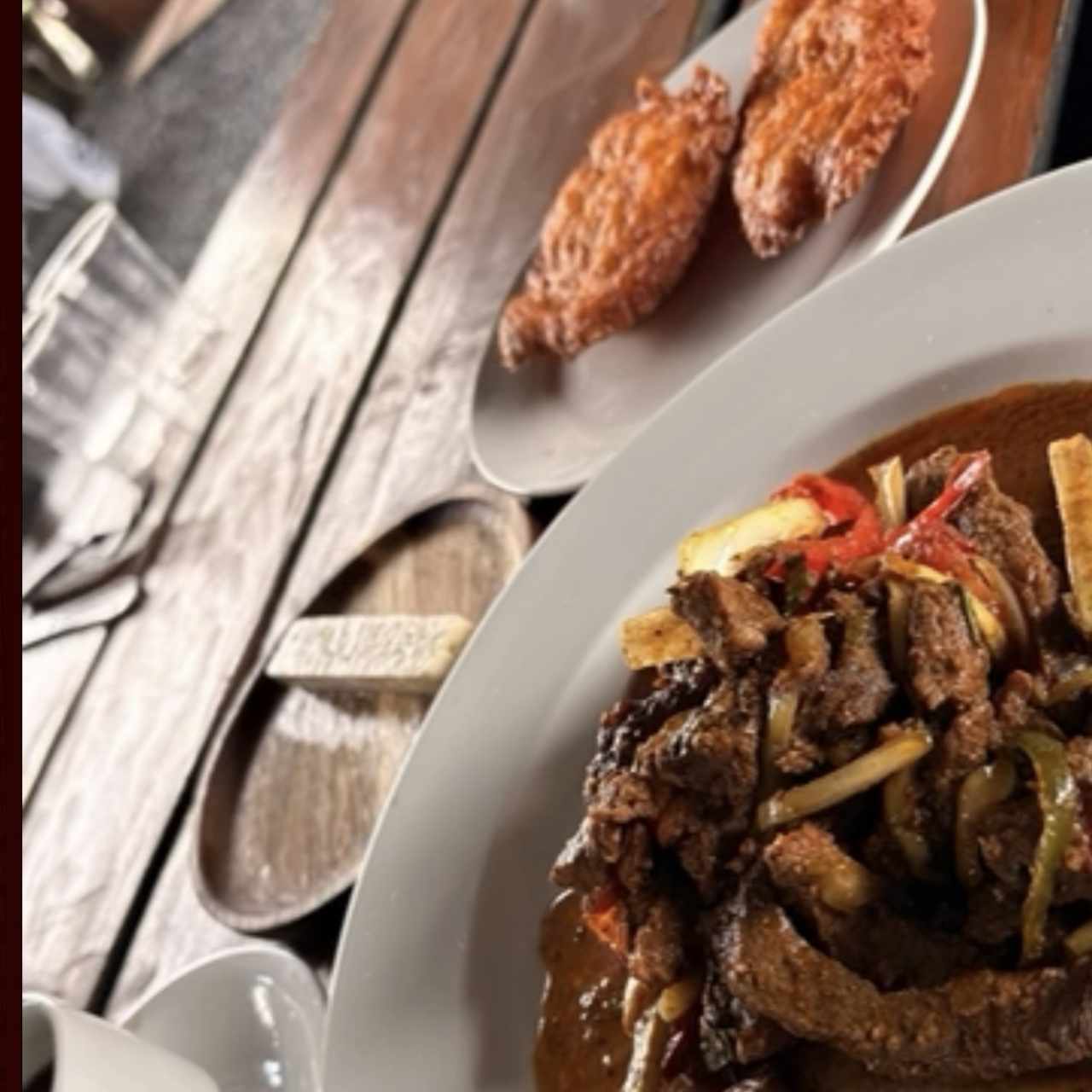 Bistec de carne con buñuelos,quesito blanco y cafe palo alto delicioso
