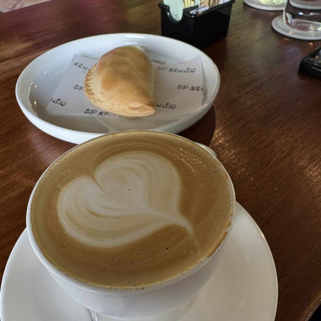 Cappuccino y empanada de pollo