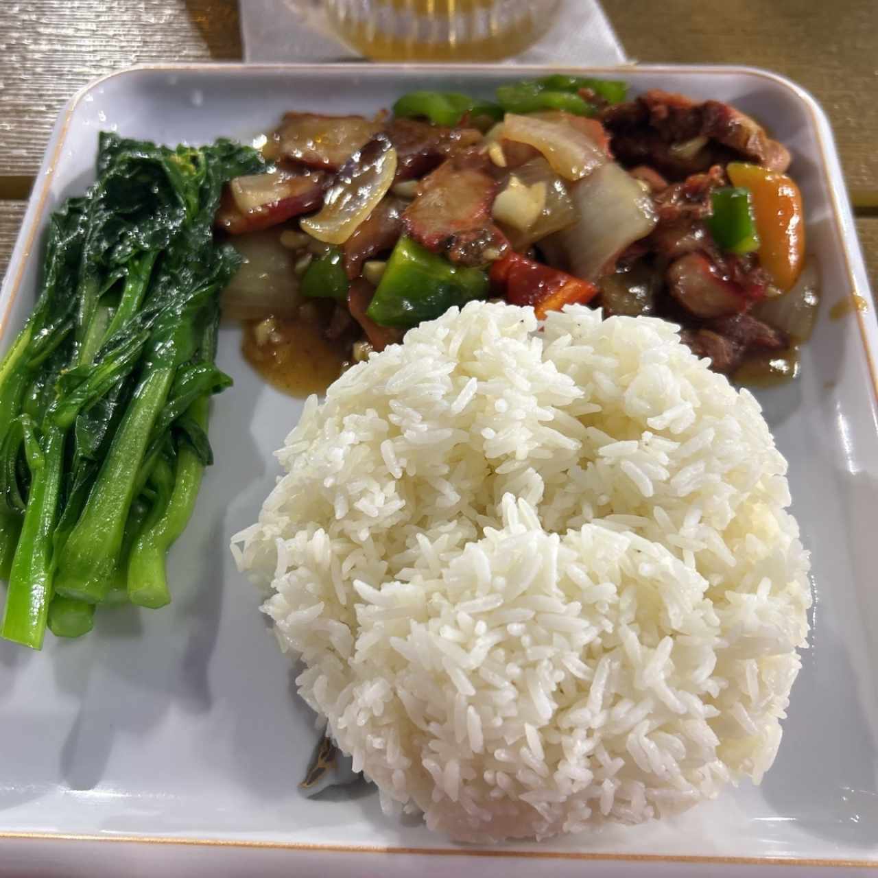 Arroz con cerdo asado 