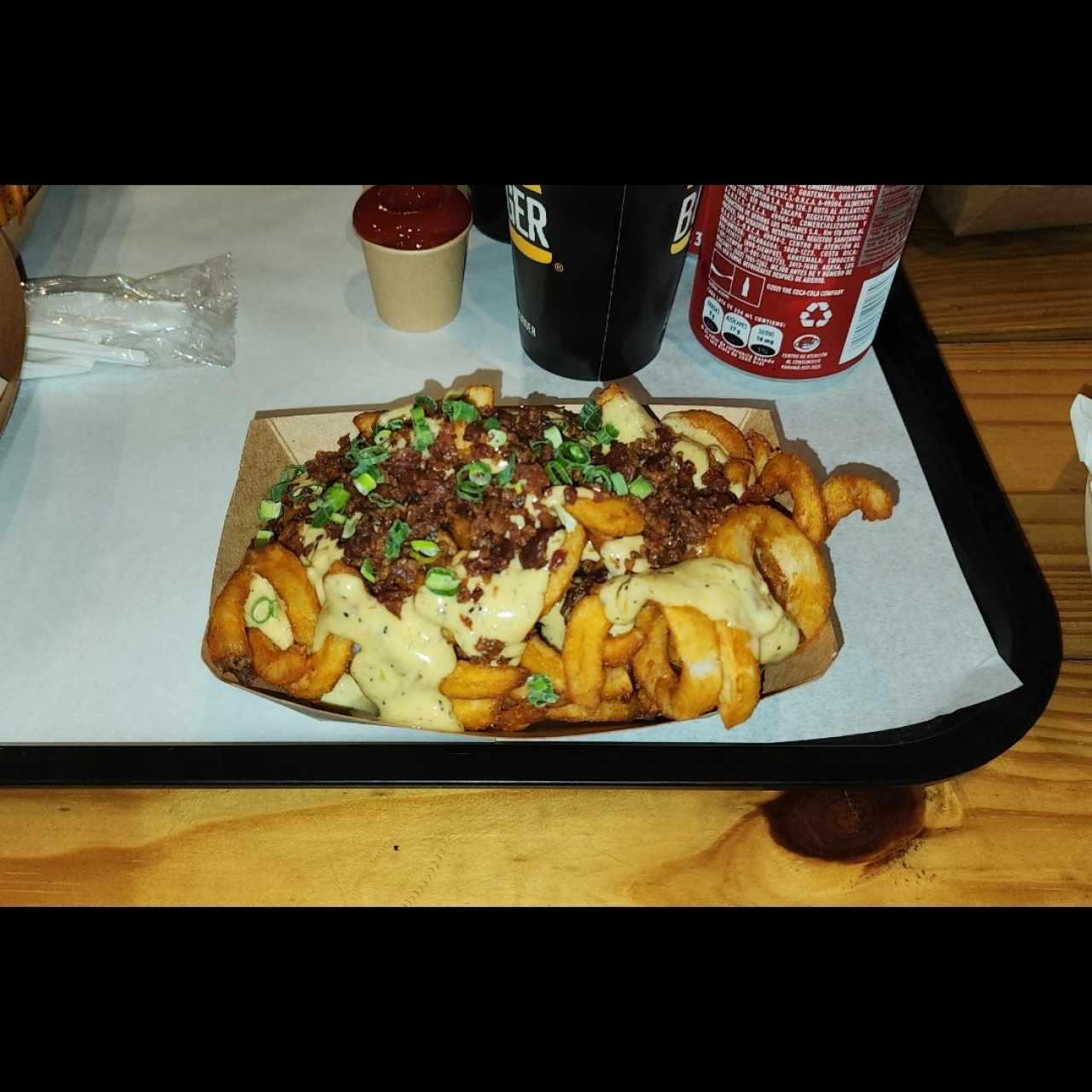 papas con salsa antiburger y bacon