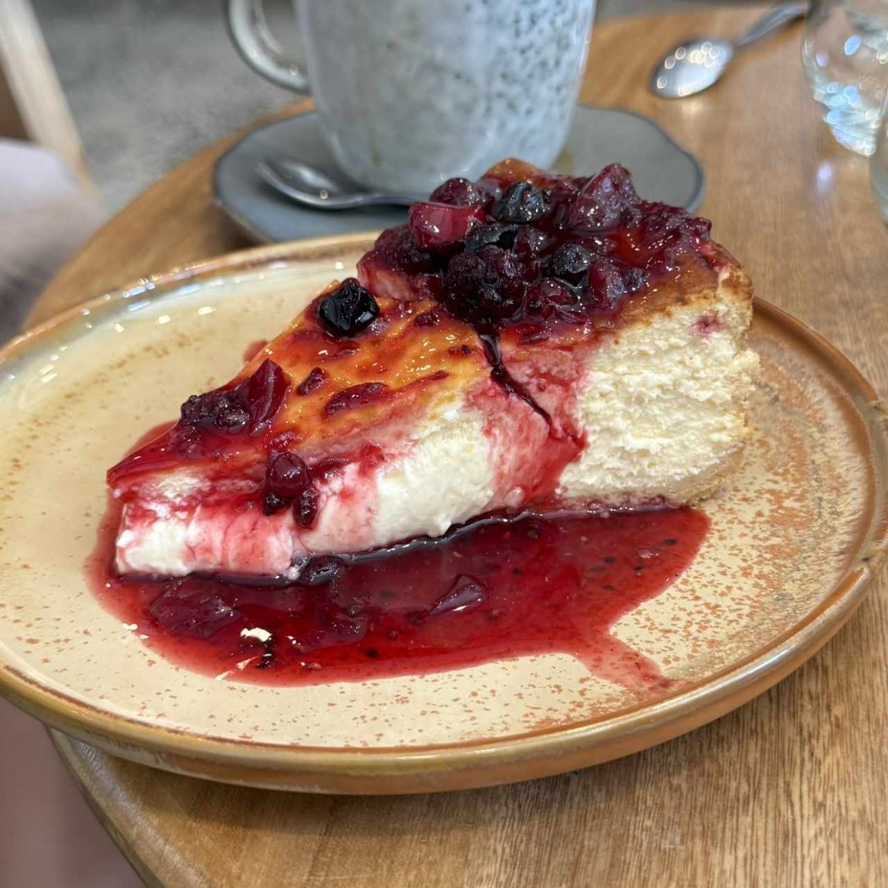 Tarta vasca clasica con topping de frutos rojos 