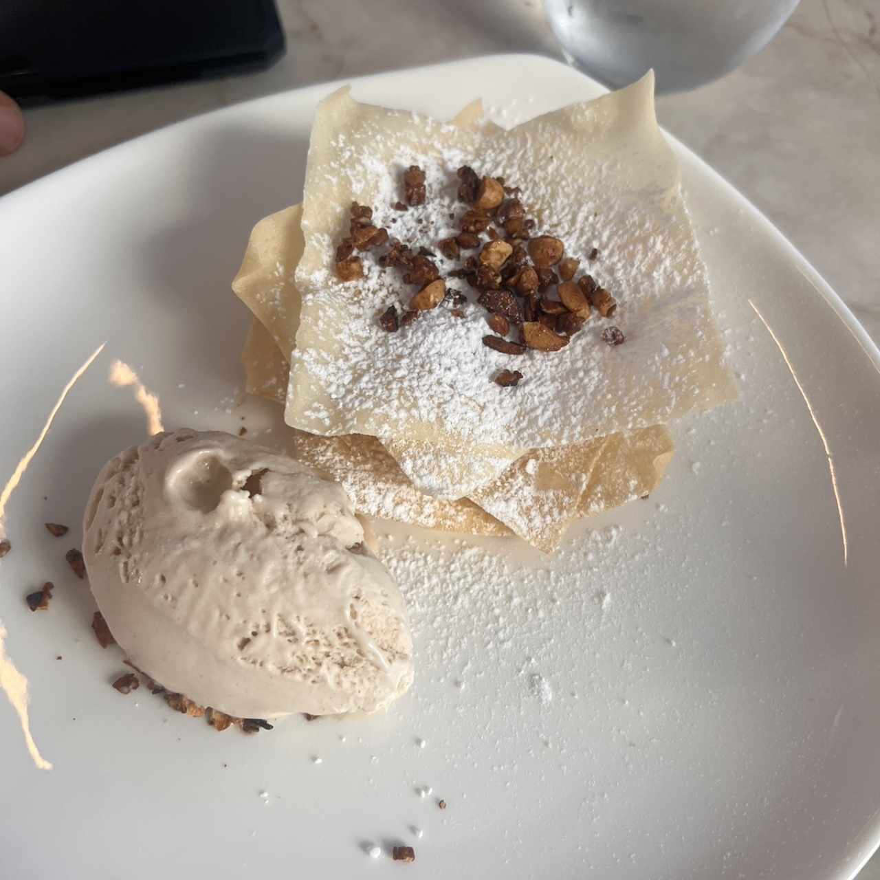 Mil hojas con helado de avellanas 