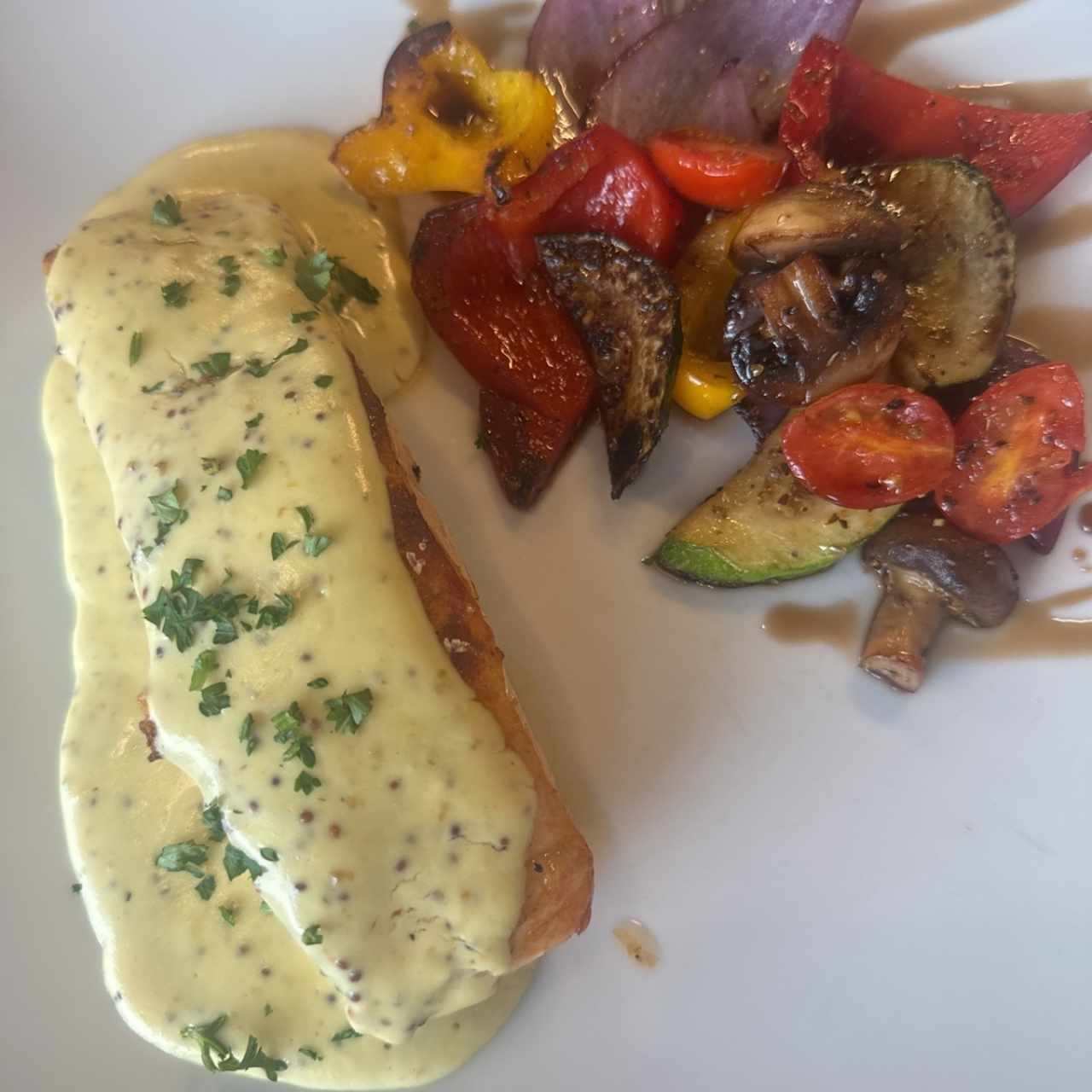 Salmón en salsa de Tres Mostazas con vegetales salteados 