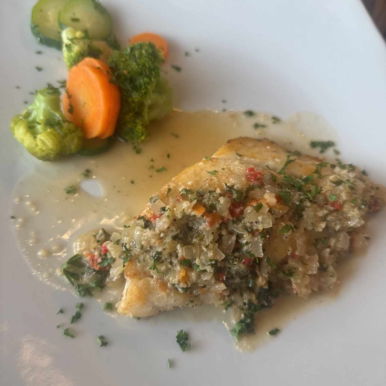 Filete de Mero al ajillo con vegetales hervidas 