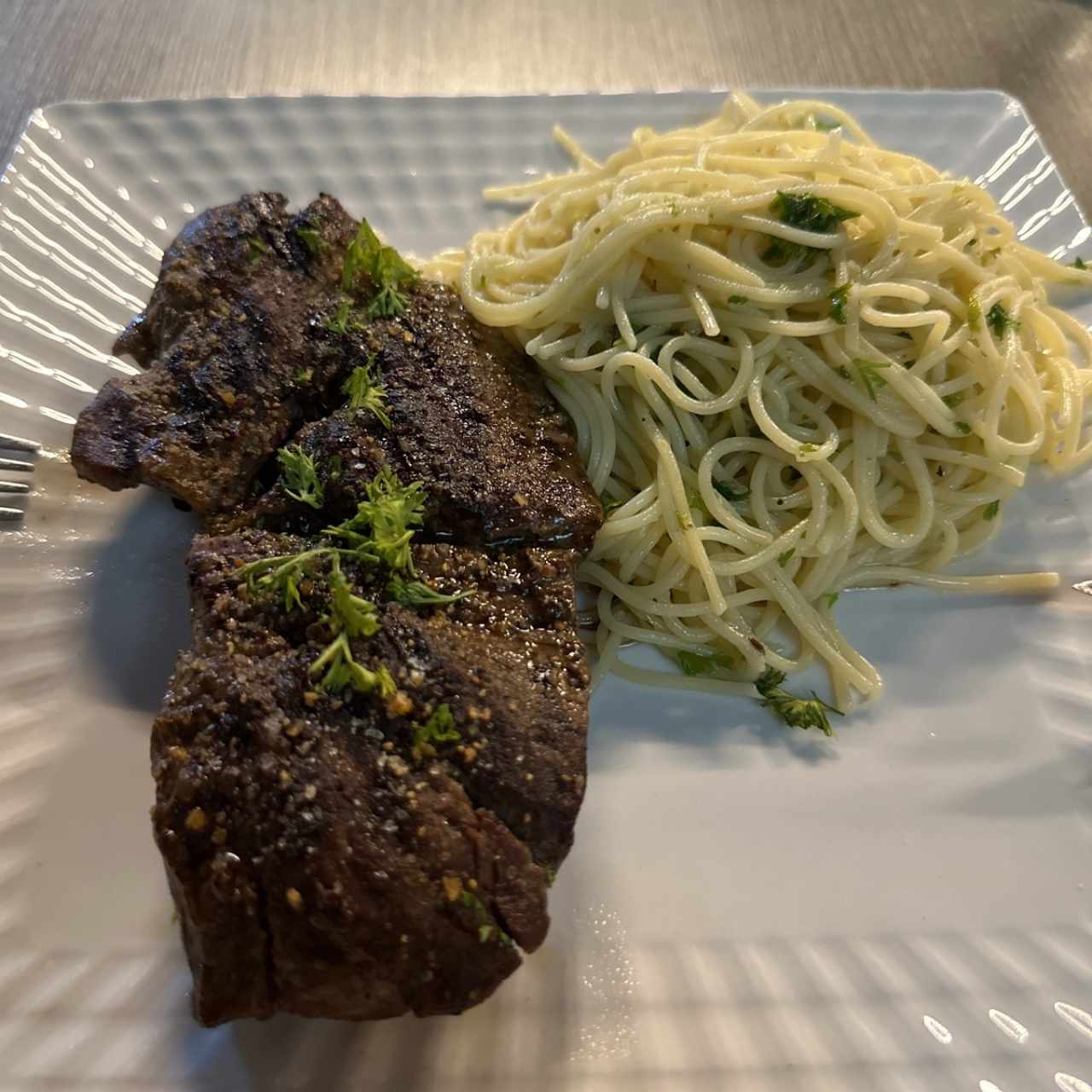 Carne al Gril con Spaghetti al oleo