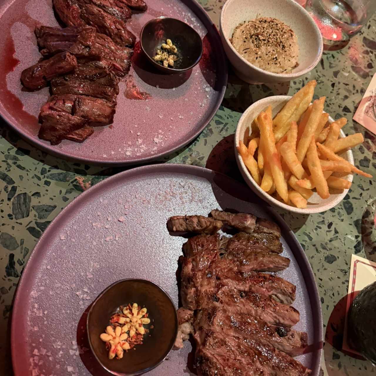 Rib eye/ entraña, con arroz de sushi y papas…. deliciosas..