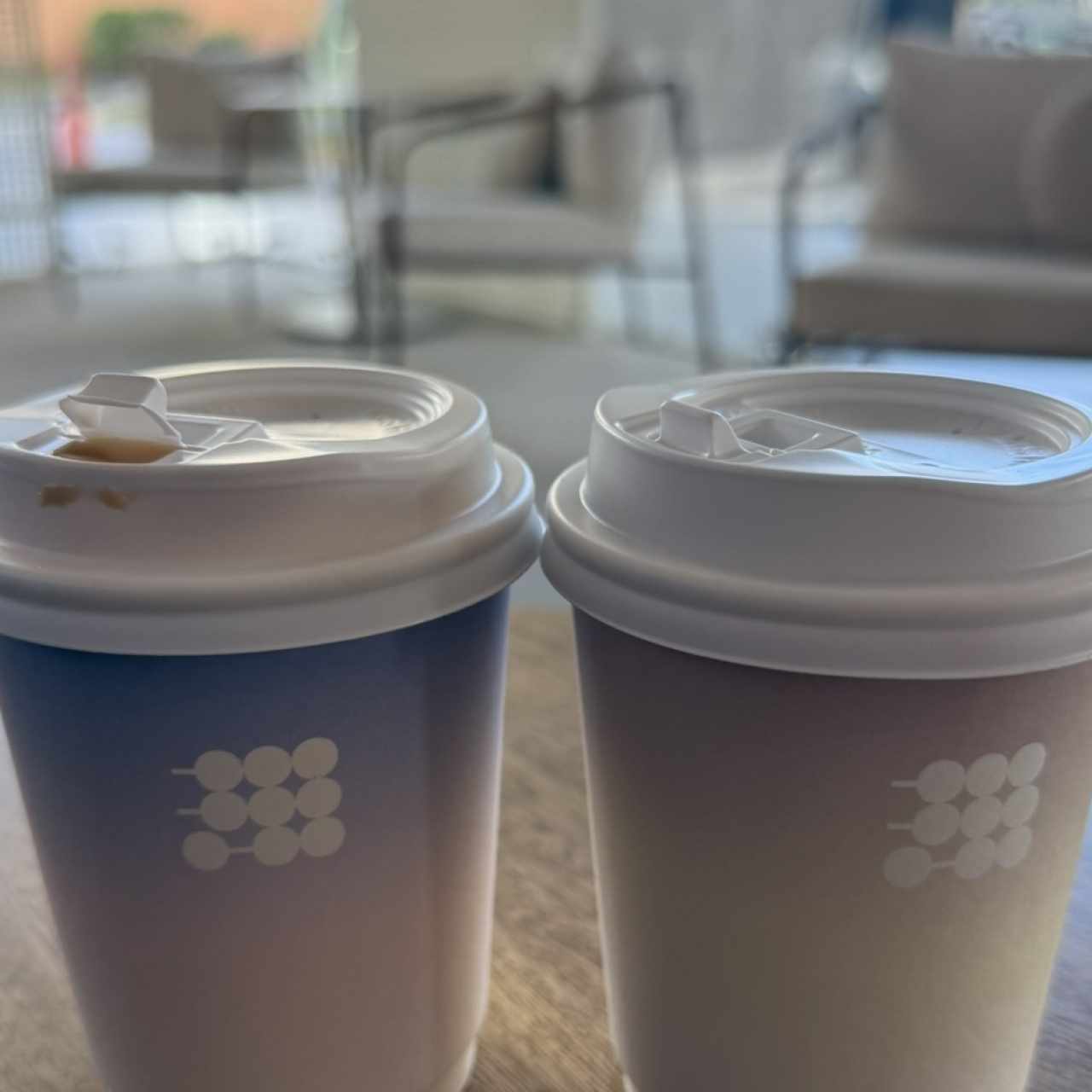 Cafe con leche y te caliente fruto de bosque 