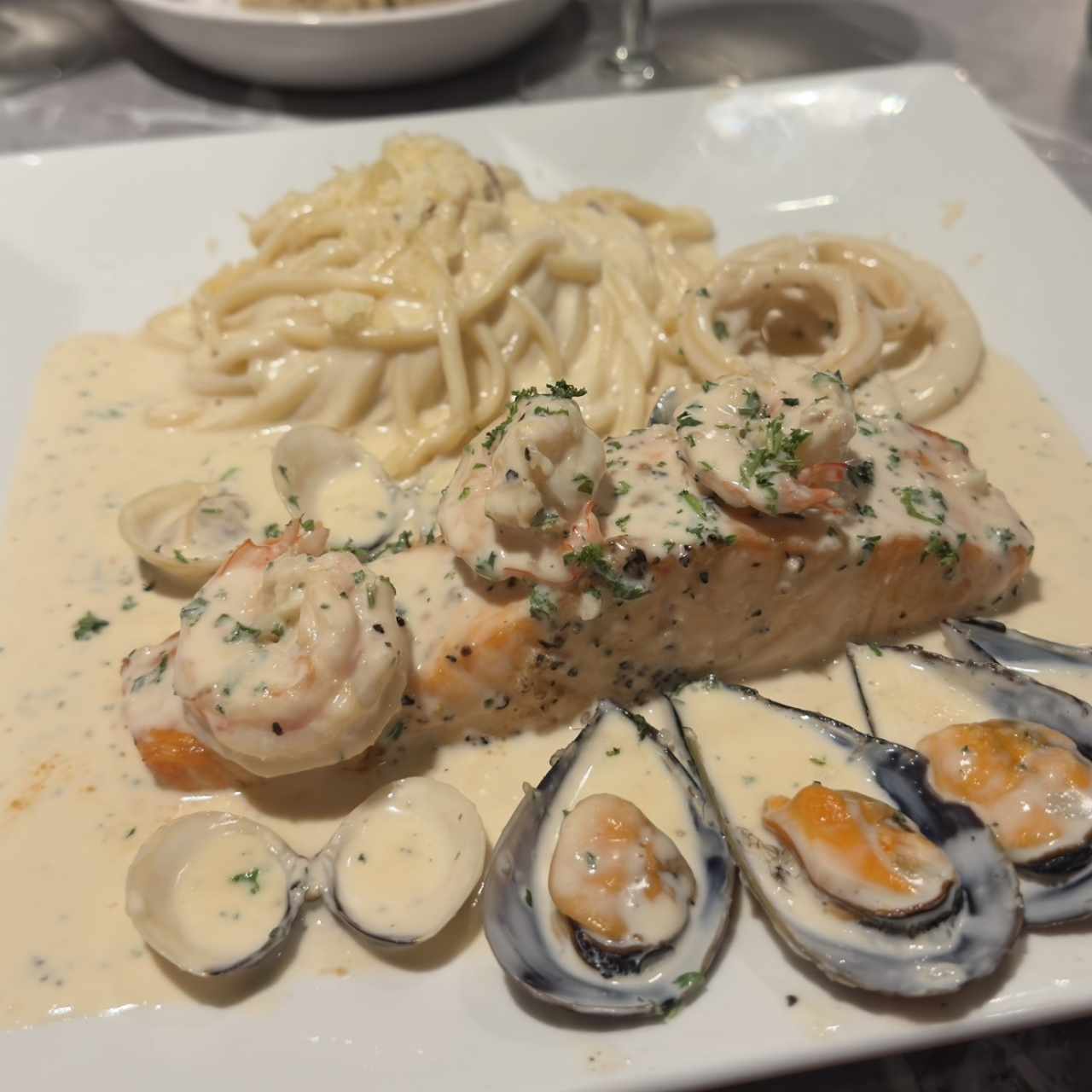Salmone a la Pescatore