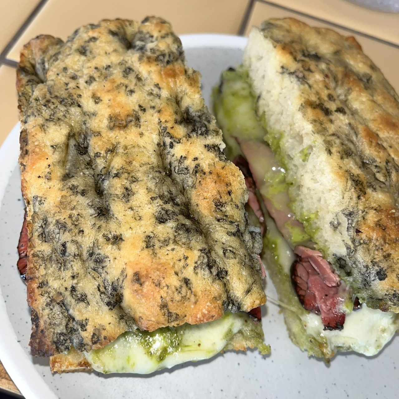 Focaccia de pastrami