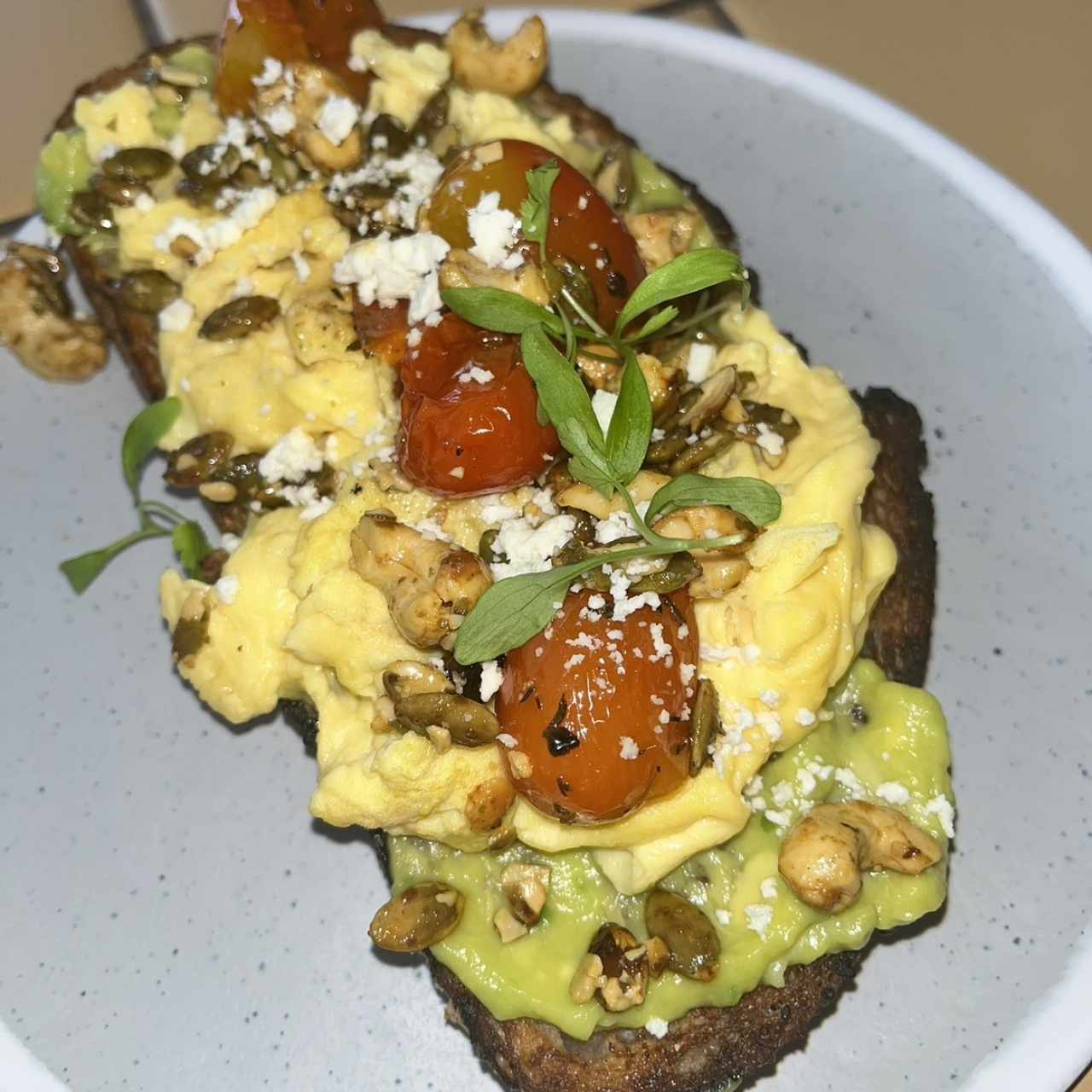 Tostada de huevo con aguacate.