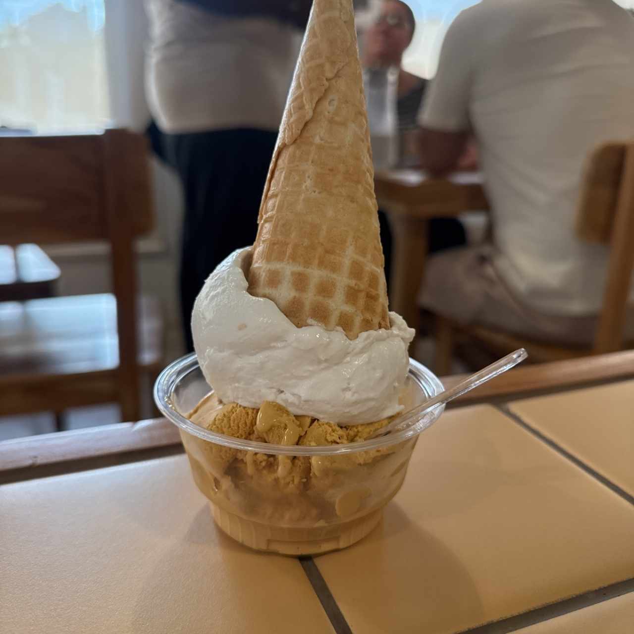 Barquilla con helado de coco y sated caramel 