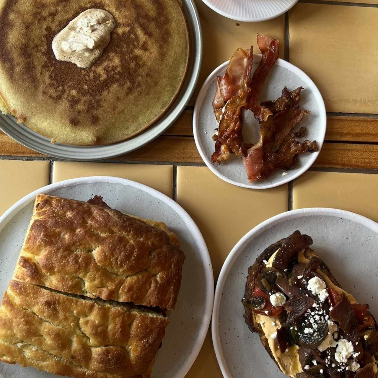 Pancake, focaccia pastrami, tostada hongo zuccini 