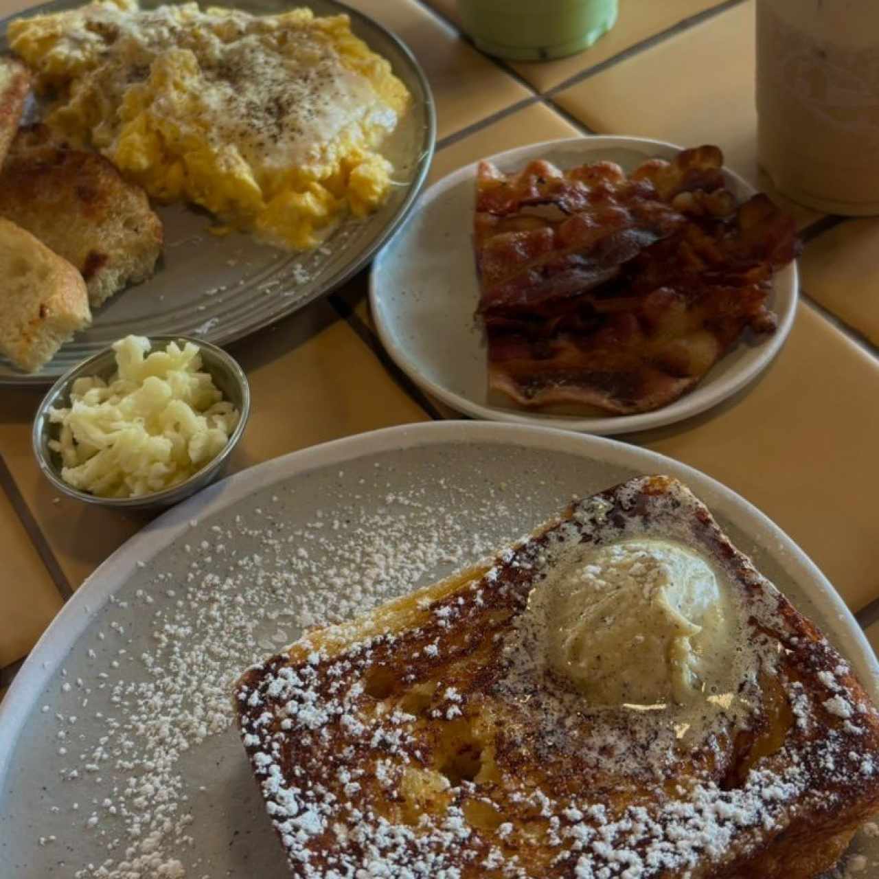 Huevos caccio e pepe y French Toast