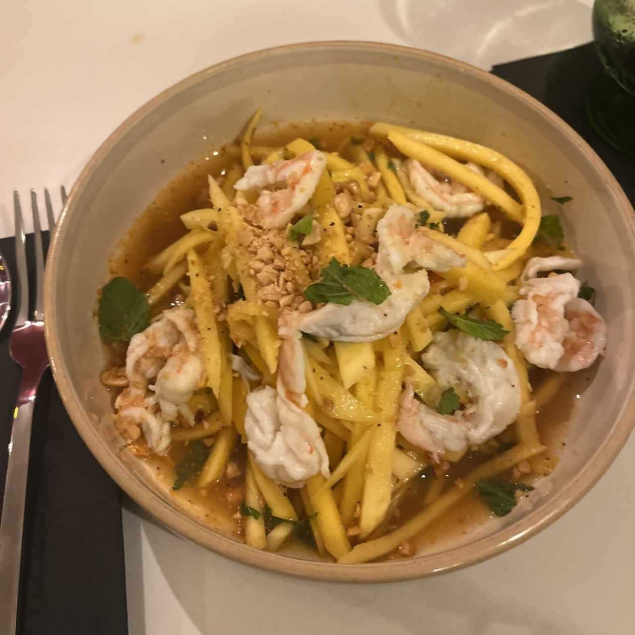 Ensalada de mango con camarones