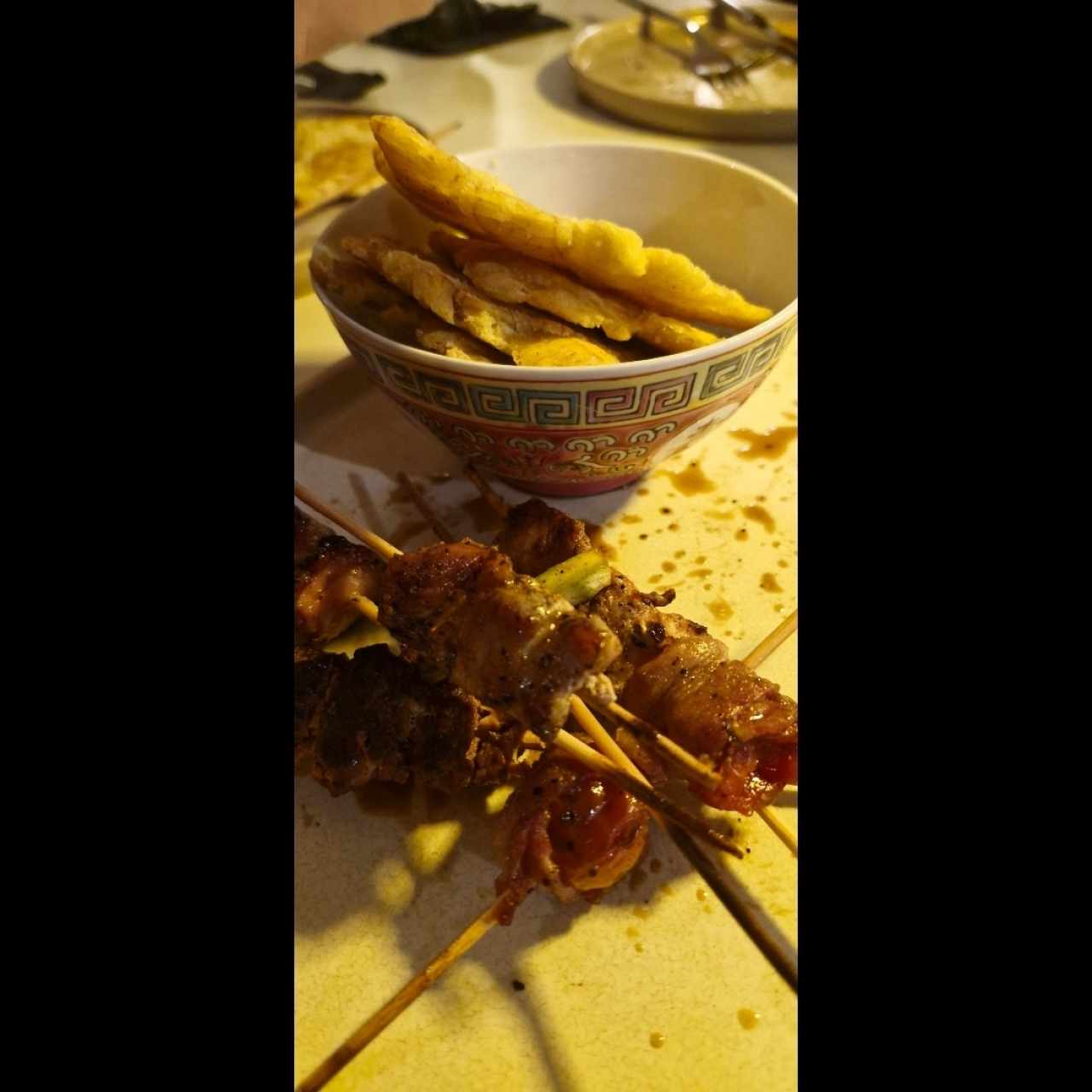 Yakitoris de carne, pollo, cerdo, esparragos y tomatitos cherry