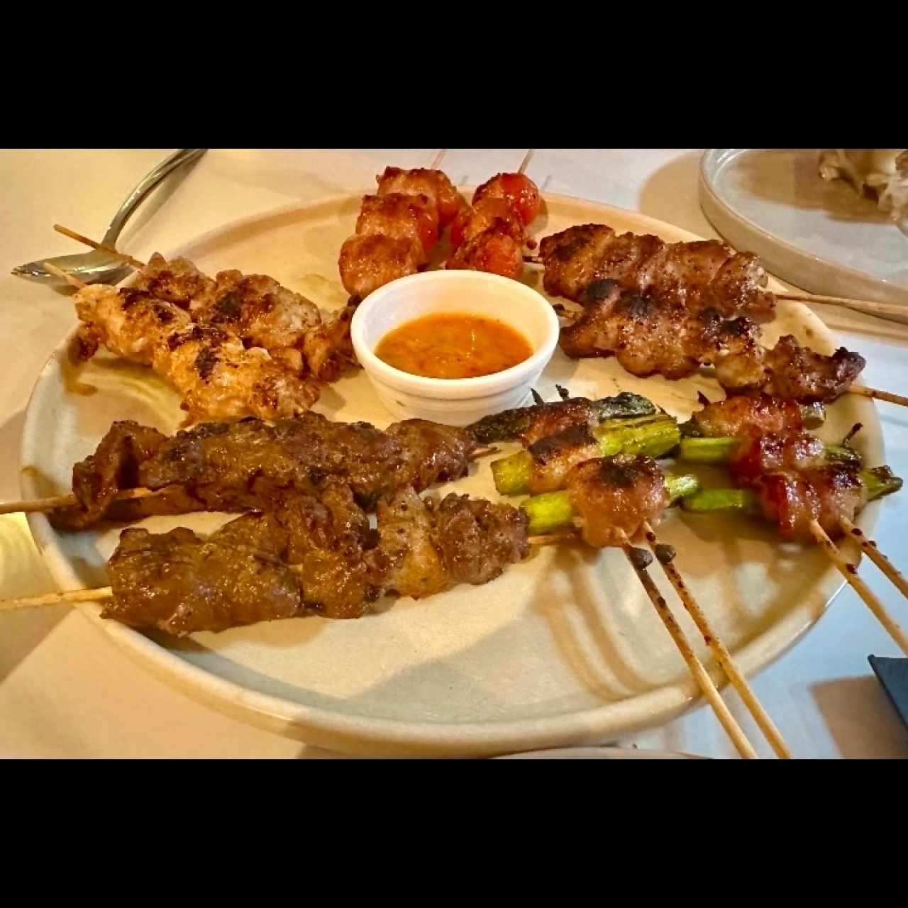 Yakitori carne, pollo, puerco y vegetales 