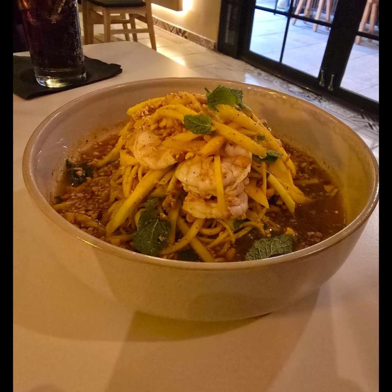 Ensalada de mango y camarón