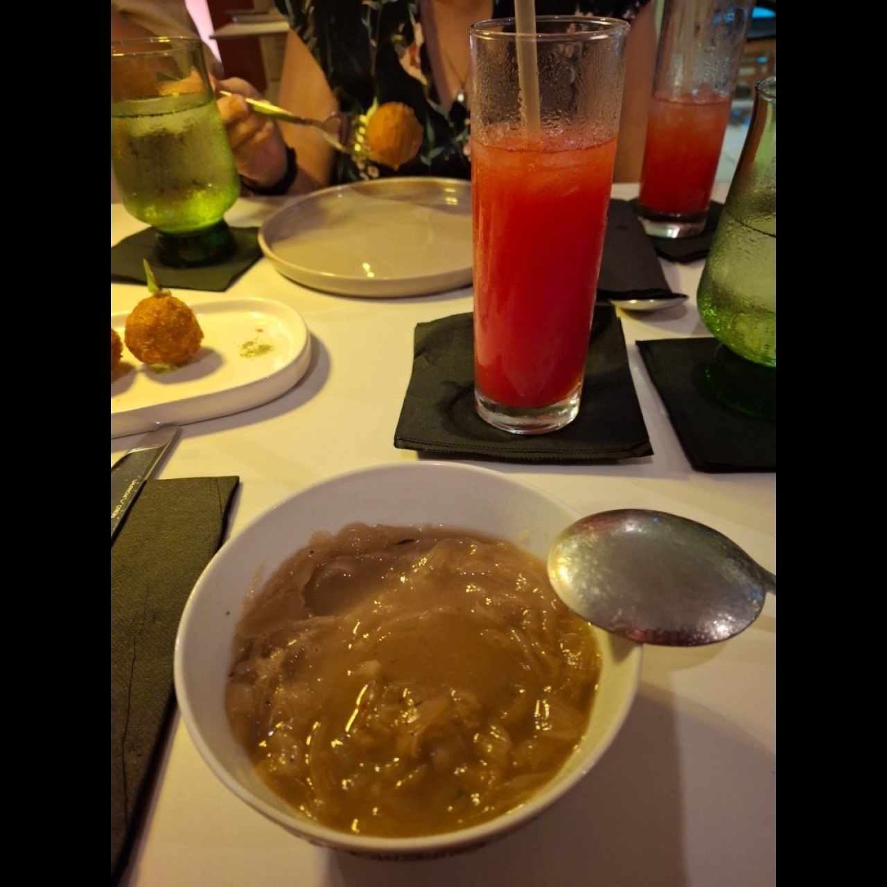 Menú lunch sopa de cebolla y jugo de sandía 