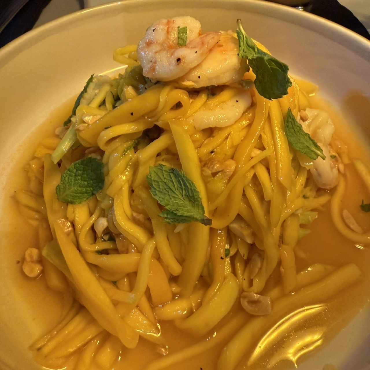 Ensalada de mango y camarones