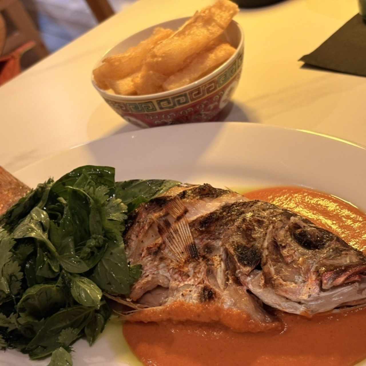 pesca del día al grill con salsa Romanesco a base de pomoentos