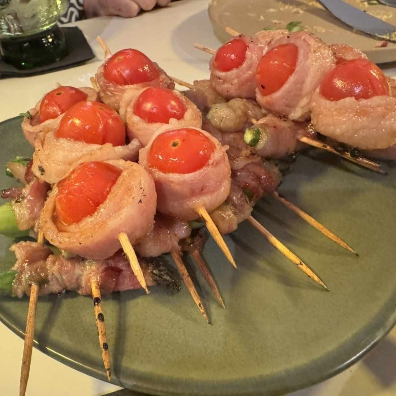 Yakitoris de tomates, asparragos y tocino