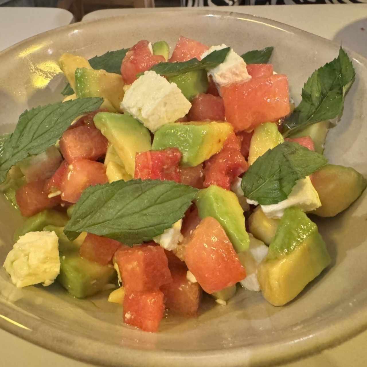Ensalada de sandia con aguacate y feta