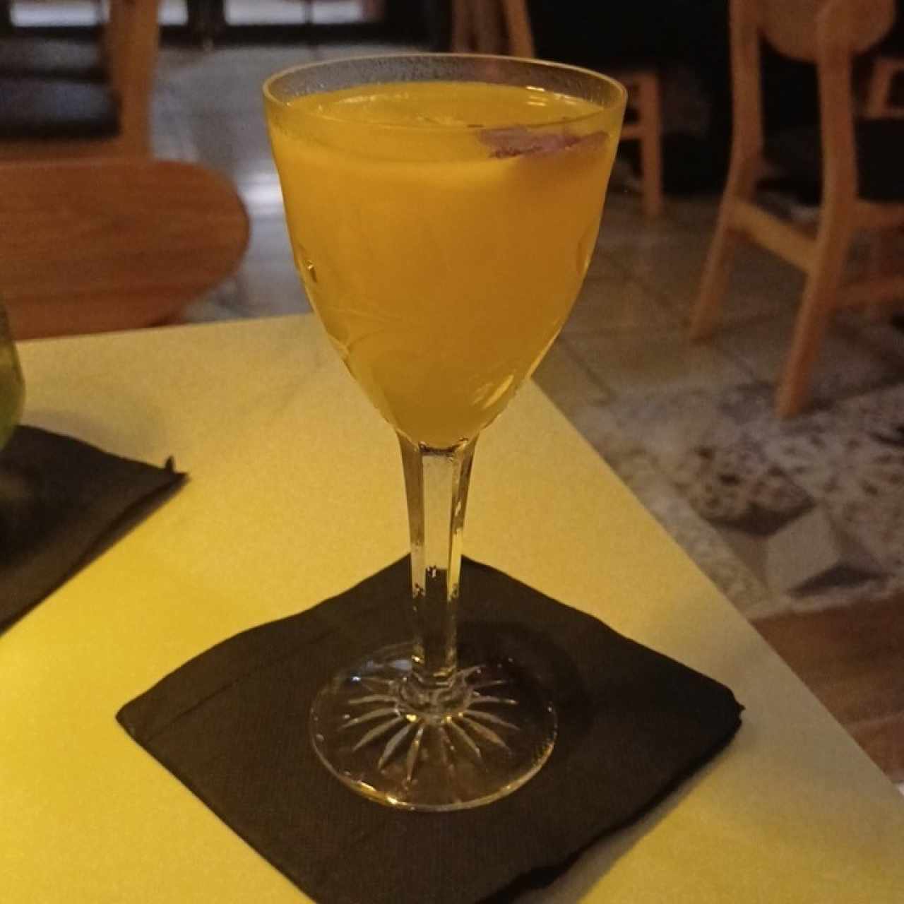Coctelería de Autor - Golden Rush Tequila, Ginebra y Maracuya