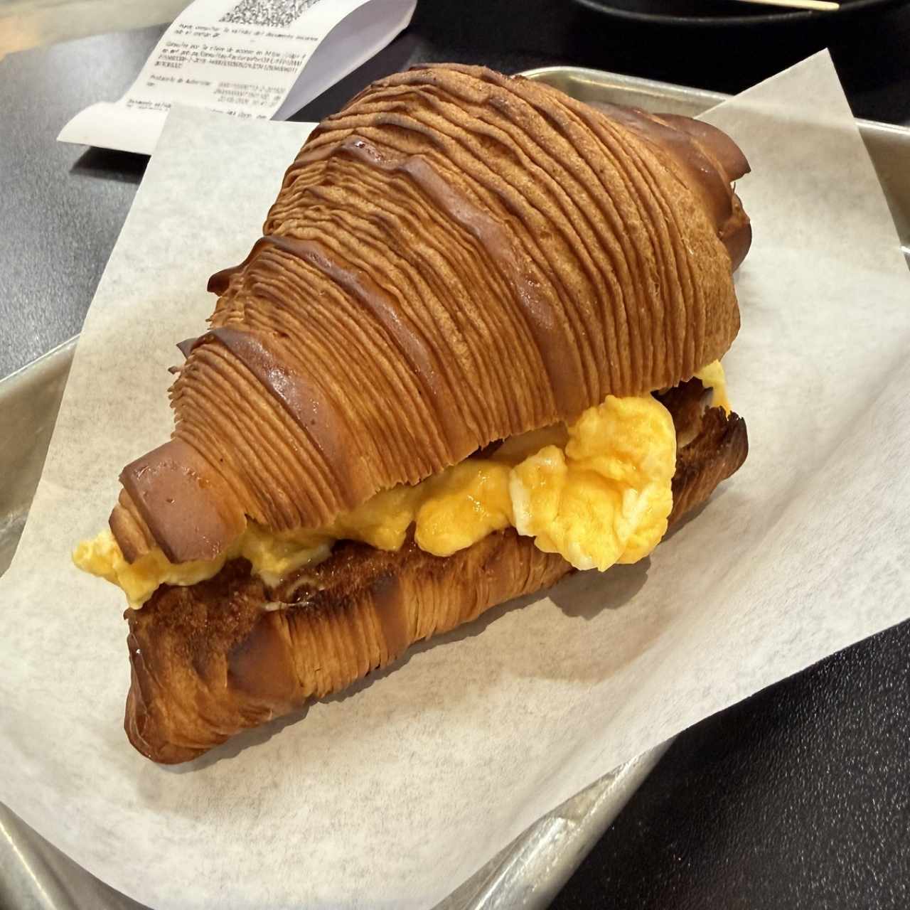 Croissant con huevos
