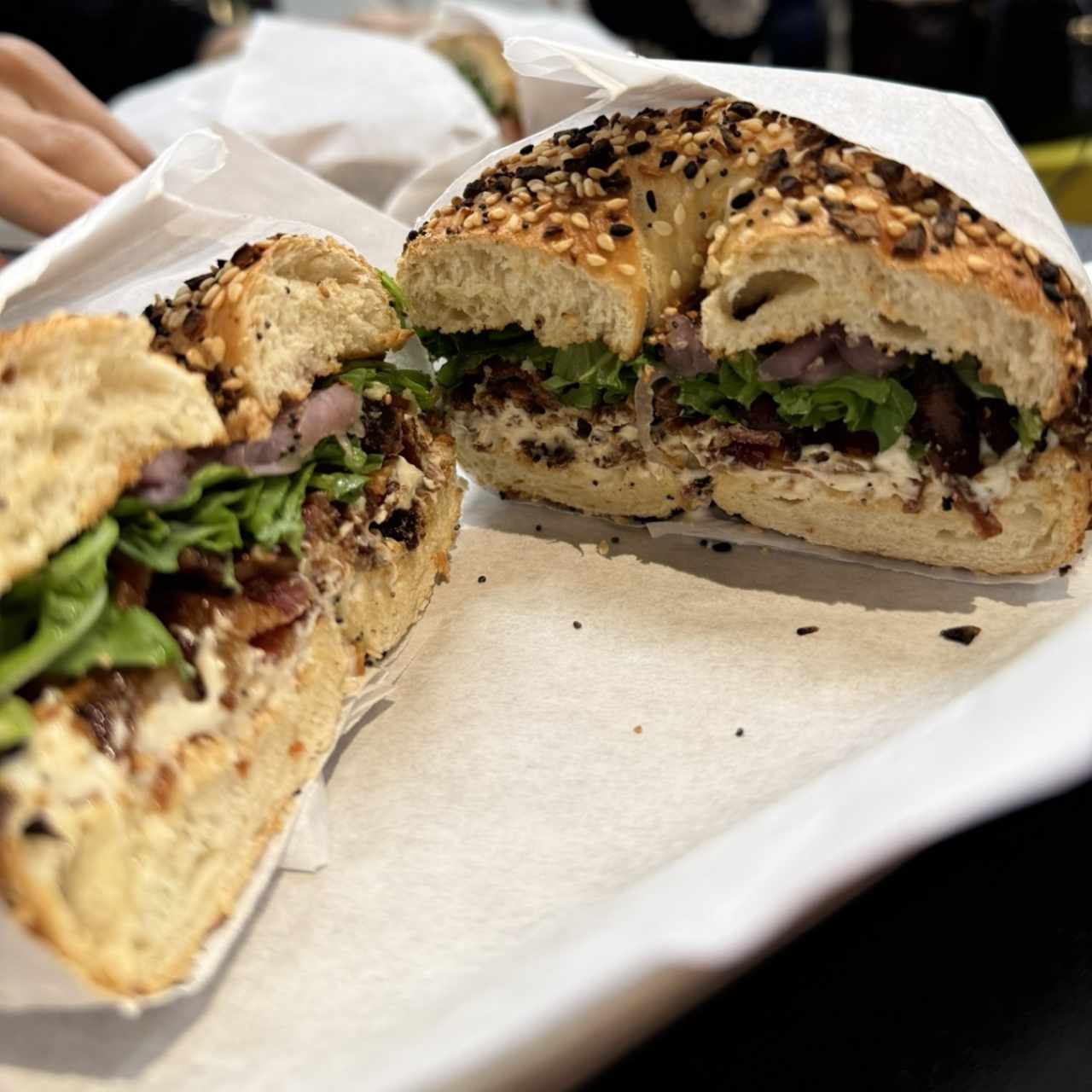Bagel con bacon glaseado