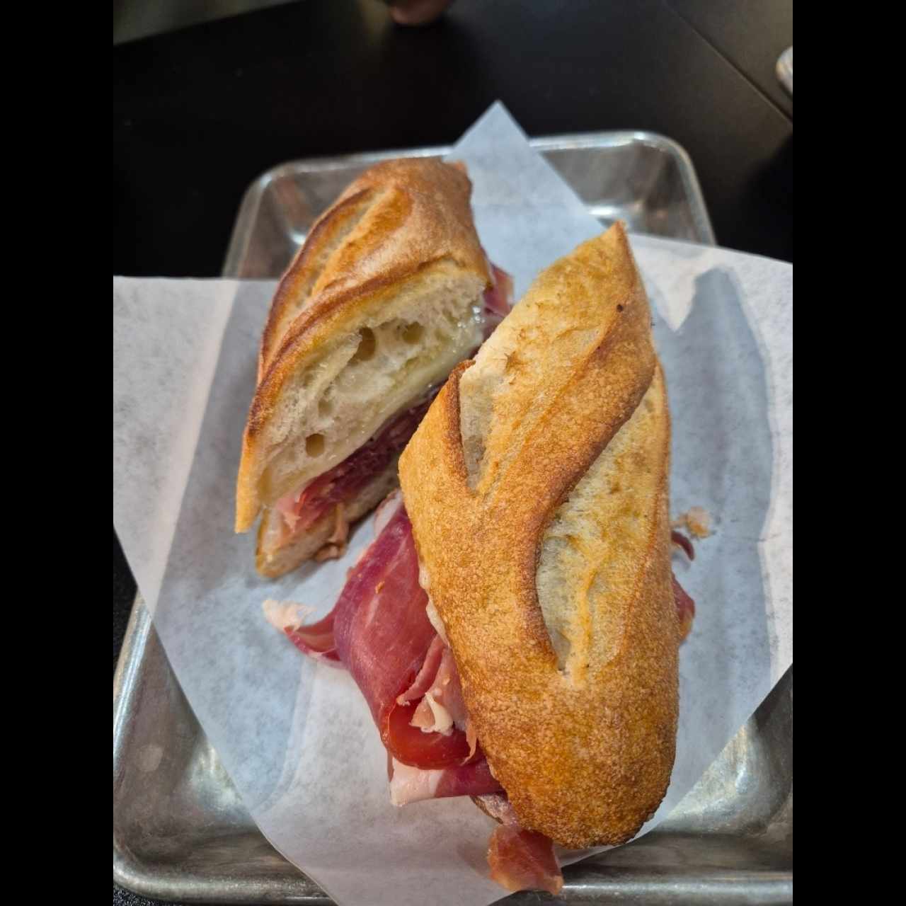 Baguette Masa Madre con Jamon Seerano y Queso Iberico