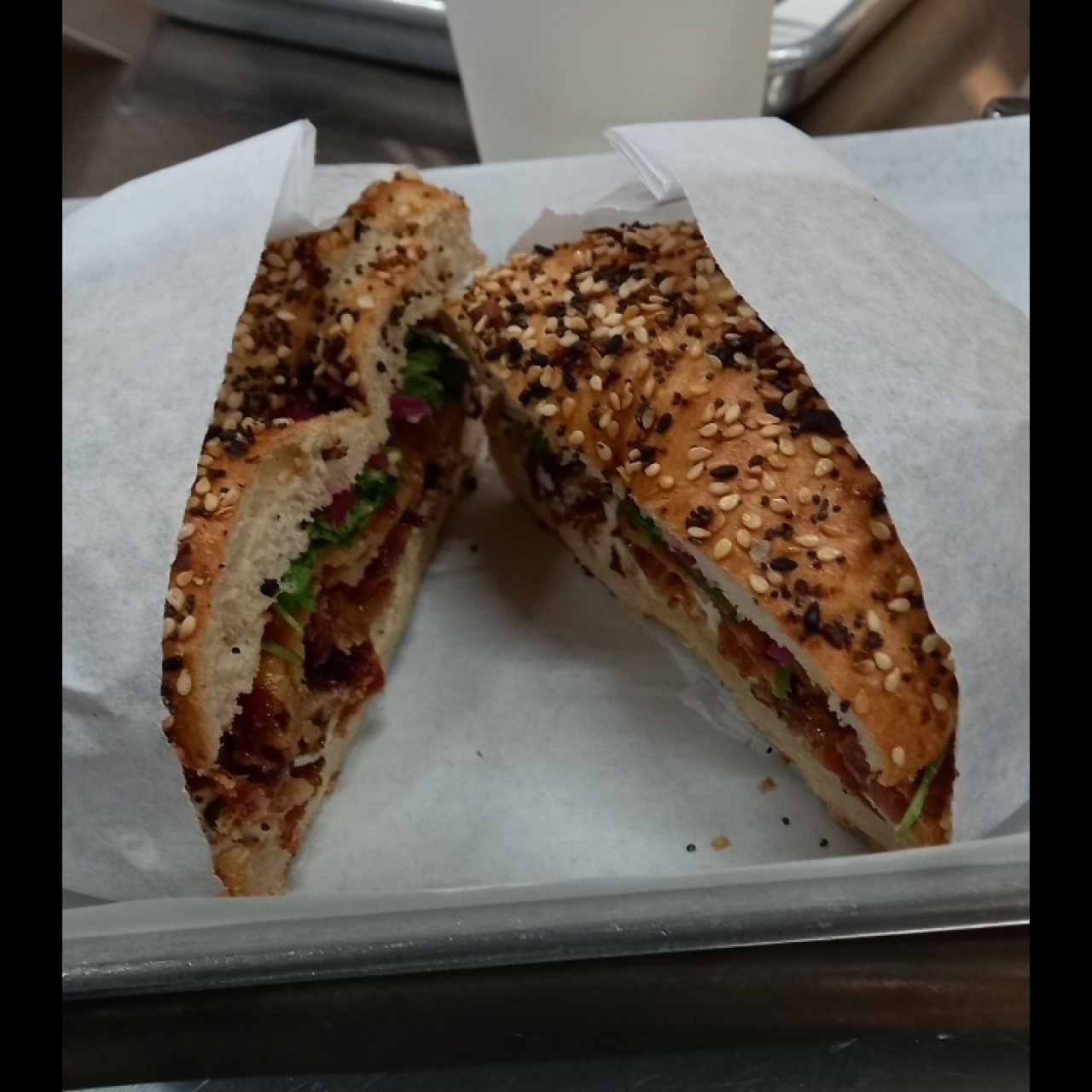 Bagel relleno de bacon glaseado