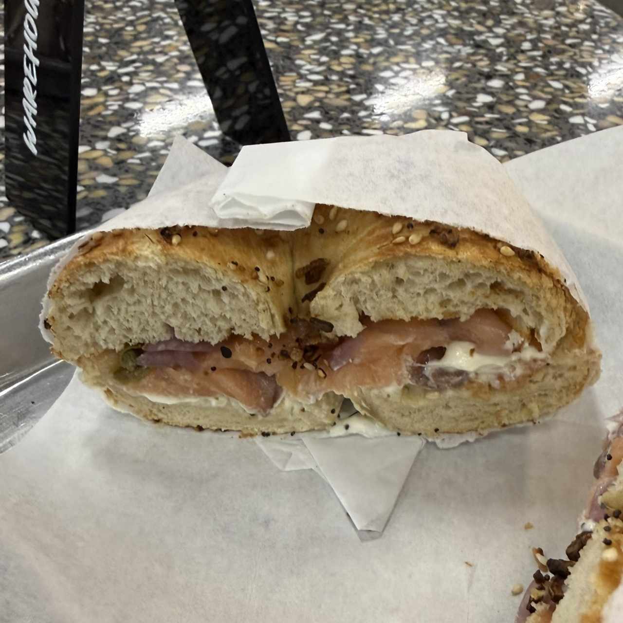 Bagel de salmón y queso crema 