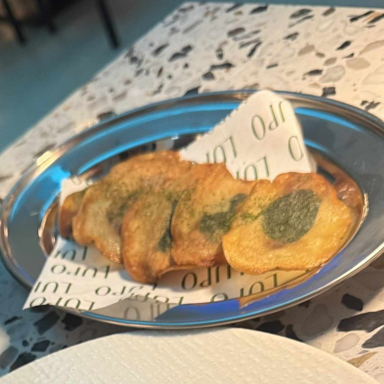Laminitas de papa con anchoas y albaca 