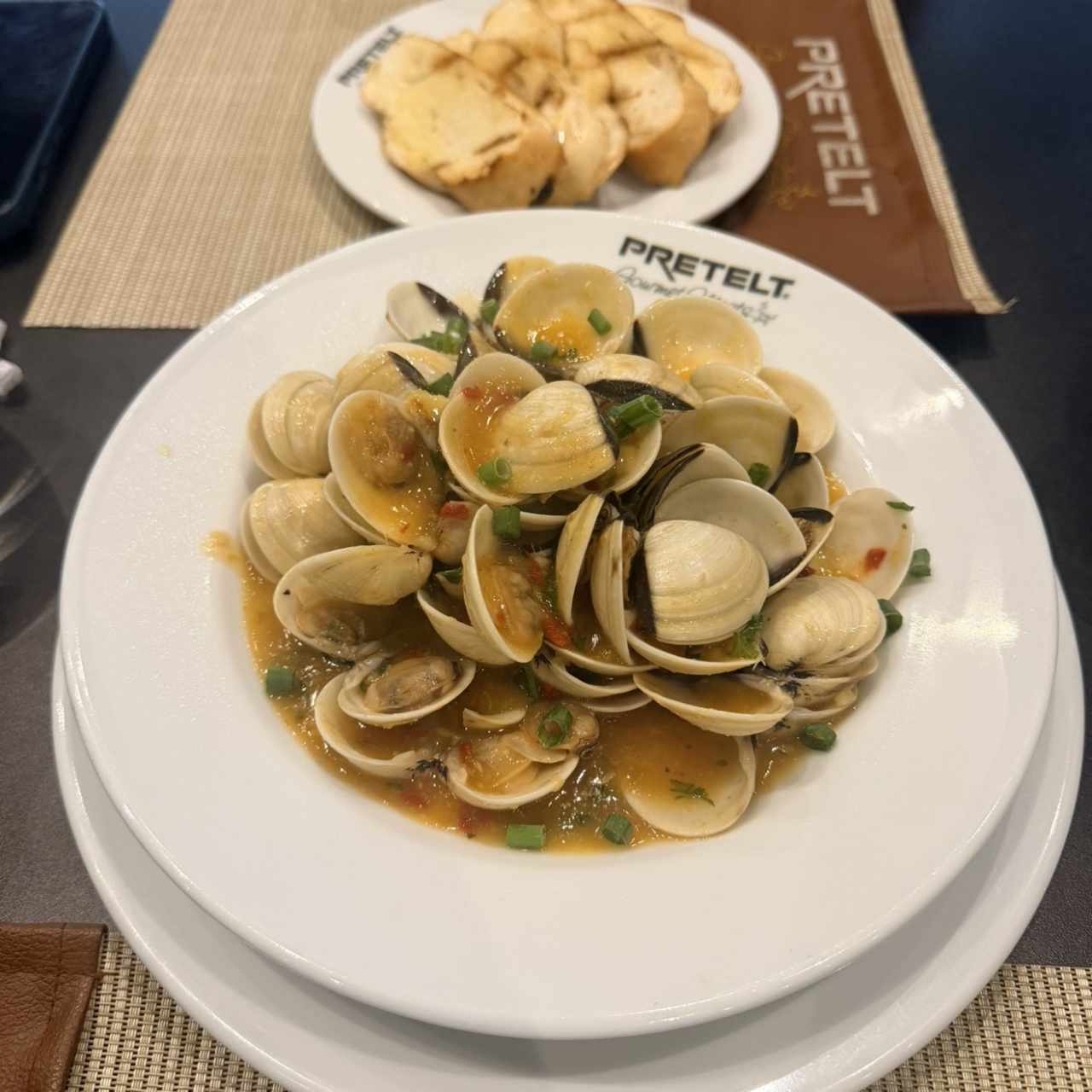 Almejas al Ajillo 