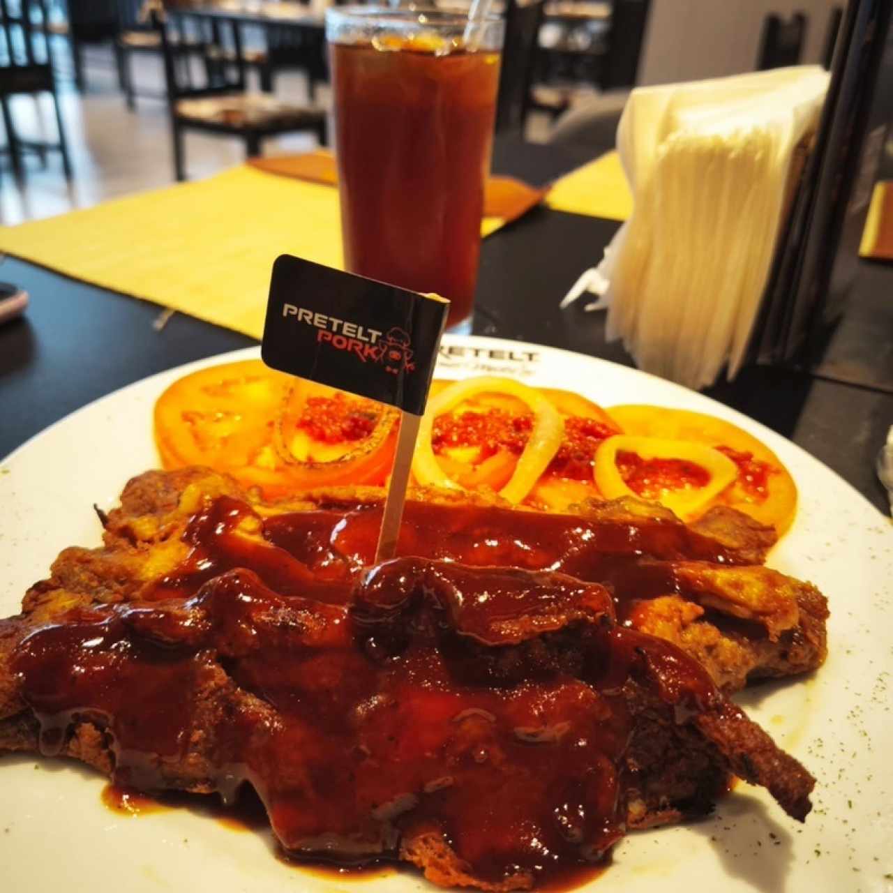 Costilla de cerdo con ensalada 