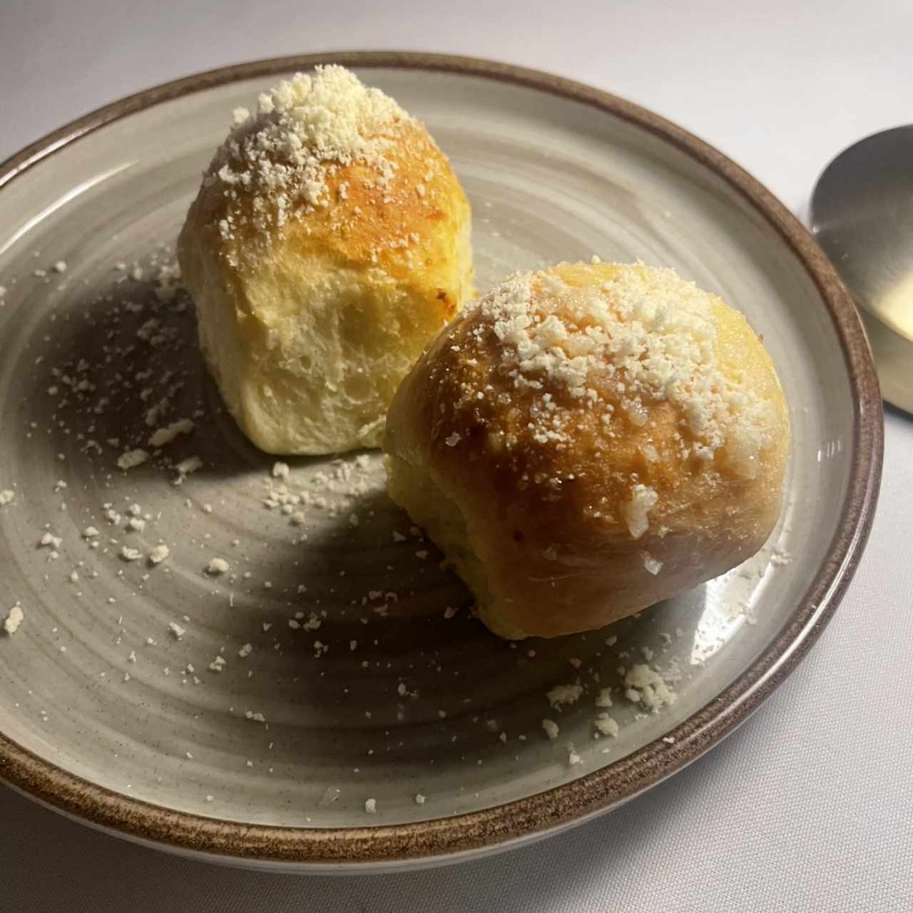 Pan de la casa con parmesano 