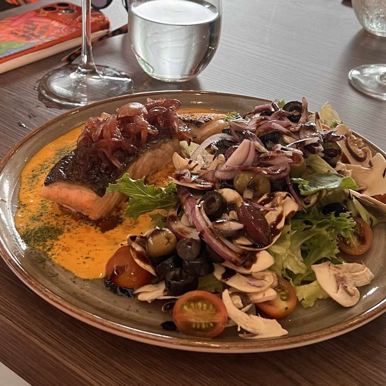 Salmon con cebolla caramelizada y ensalada 