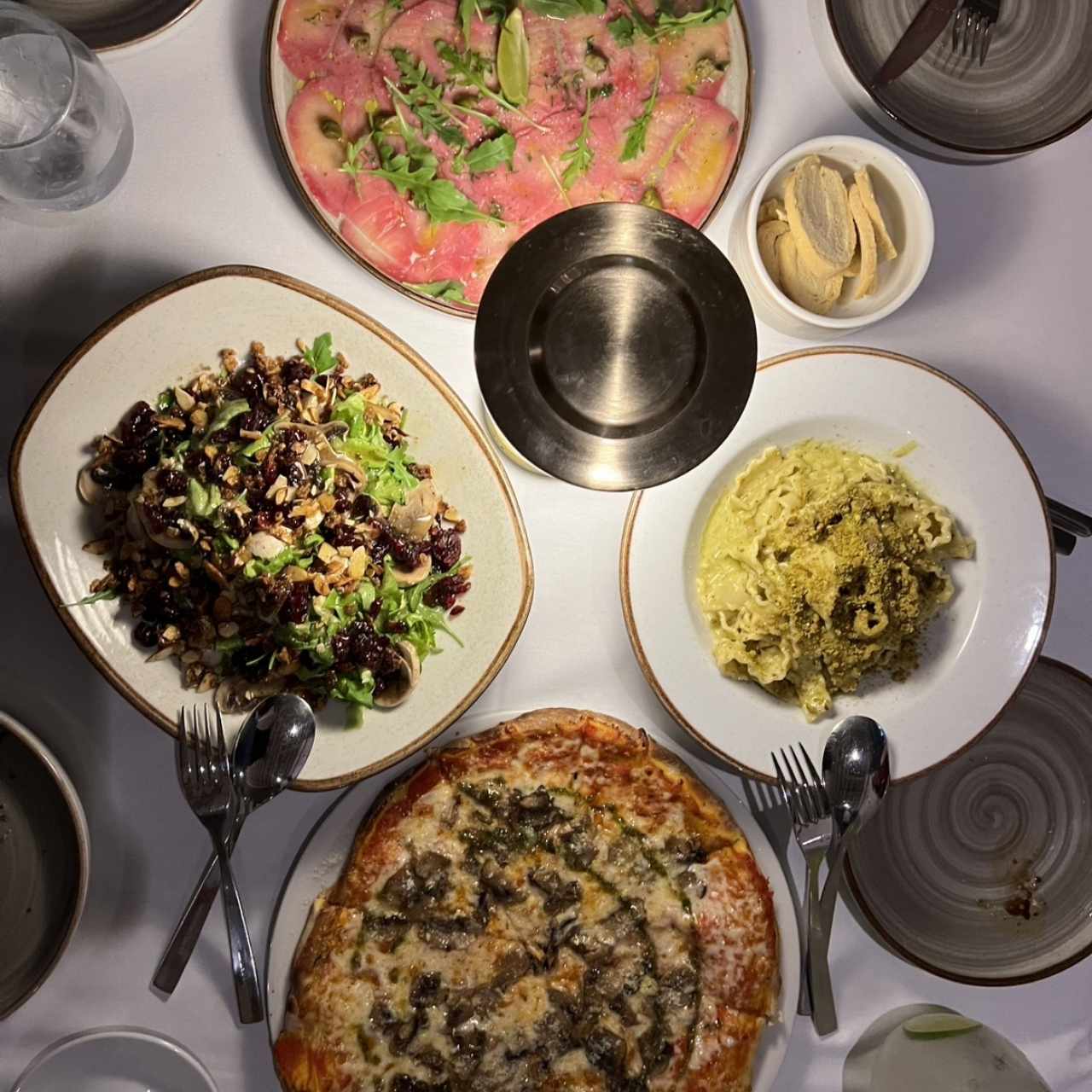 Carosccio de salmon, pizza de hongos, pasta de pesto de postachio y ensalada de cranbery 