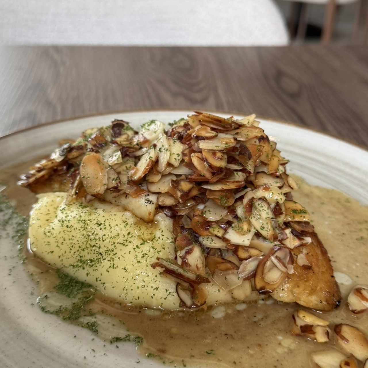 Filete de corvina en salsa de almendra