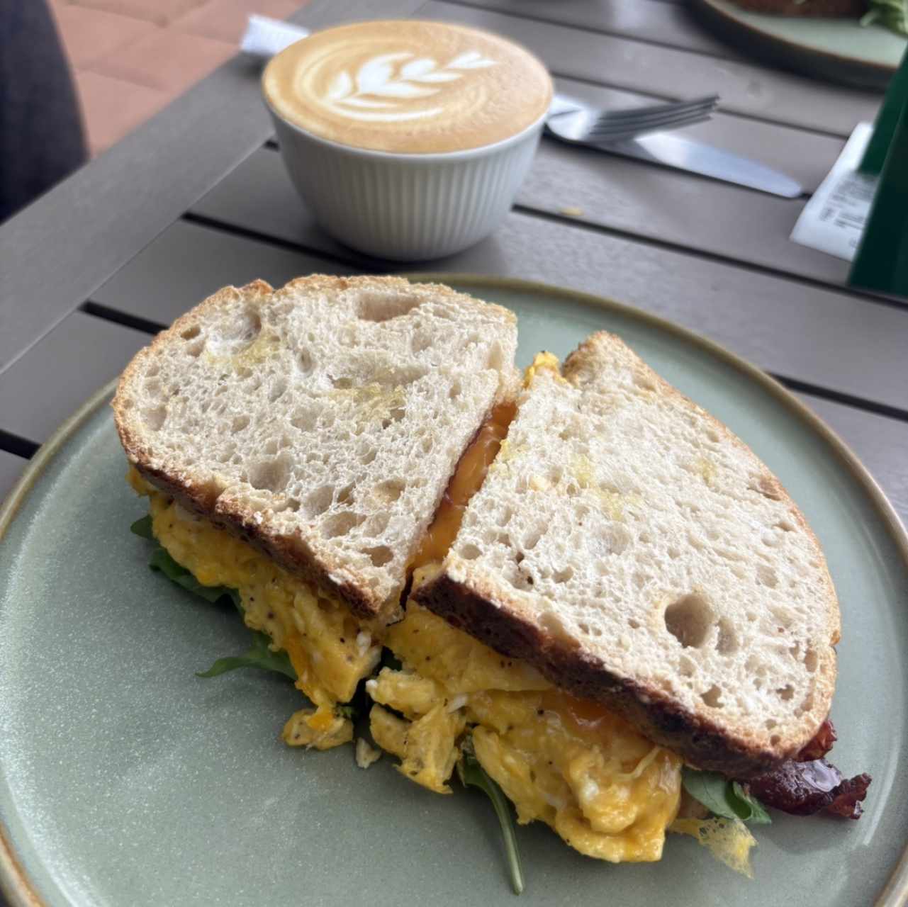 Sándwich de huevo y tocino 