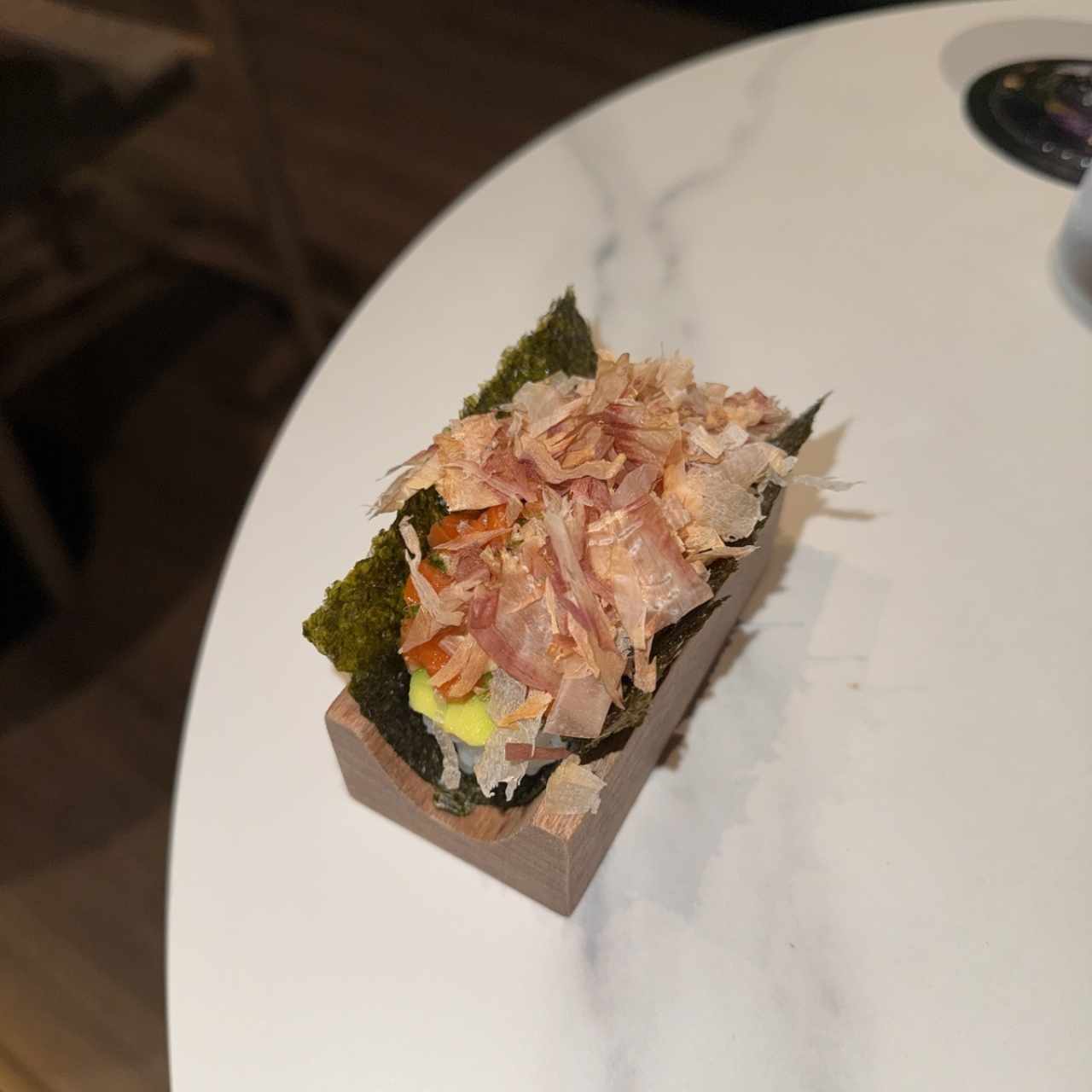 Hand roll salmon 