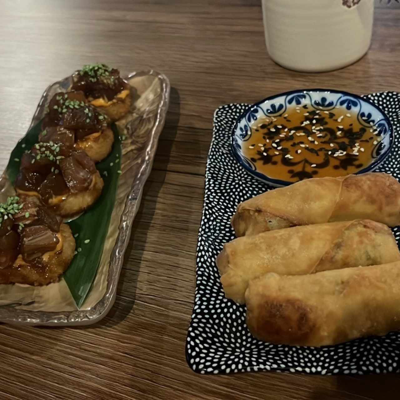 Crispy Tuna & Spring Rolls de Pollo