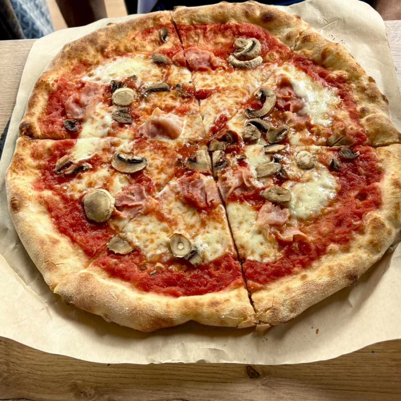 Pizza Jamón y Hongos