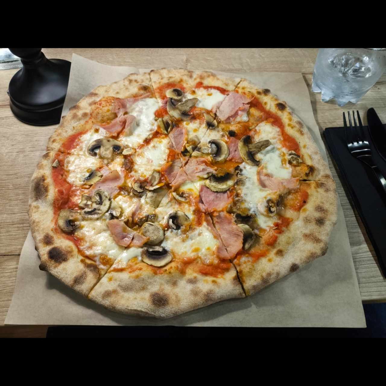 Pizza prosciutto e funghi