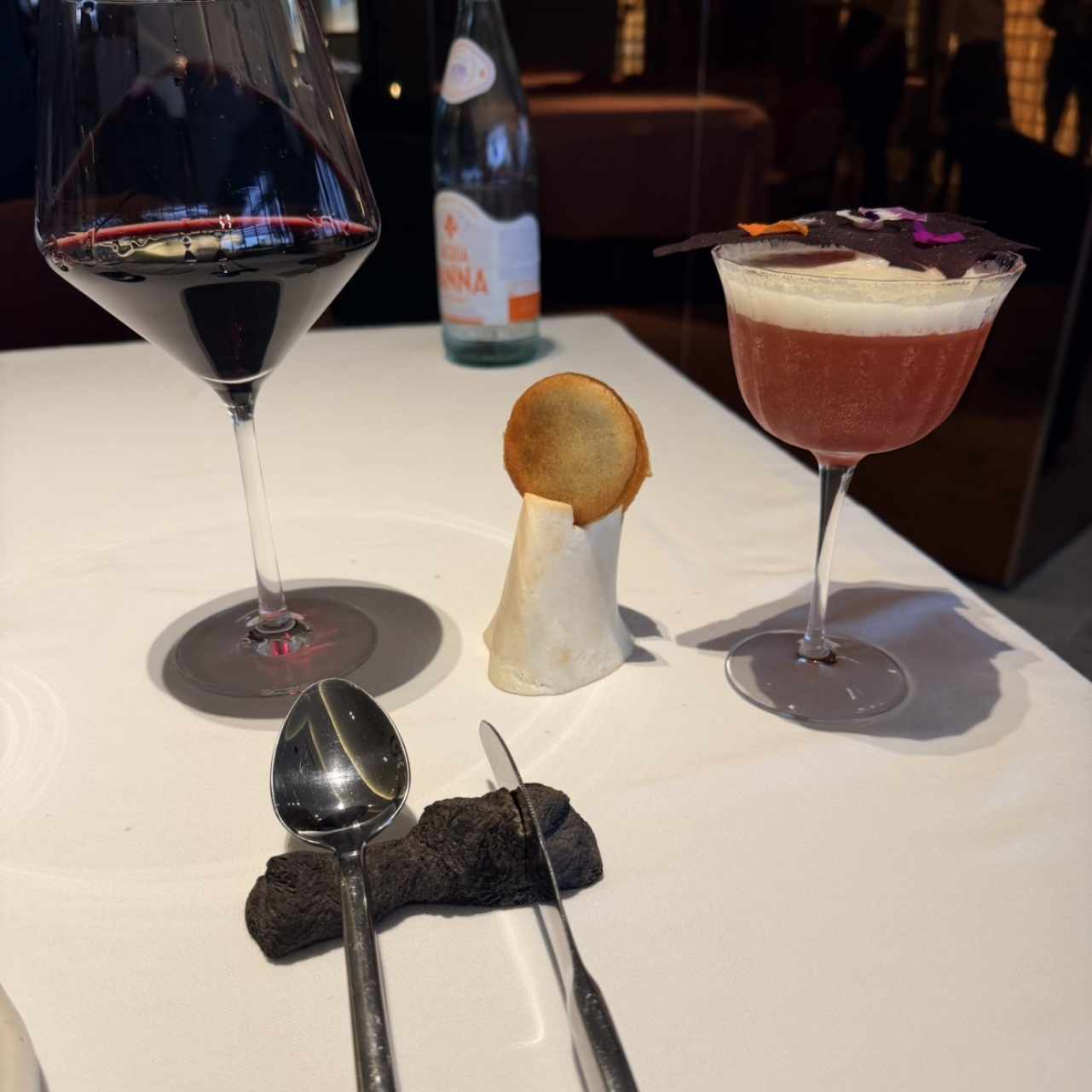 Coctel Moulin Rouge y vini de la casa